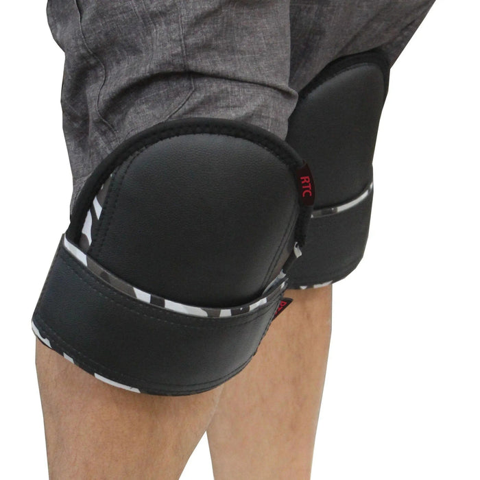 Leather Face Kneepads can be worn with shorts thanks to their ultra comfort strap system 