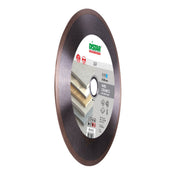 Diamond cutting disc with Distar branding on a white background