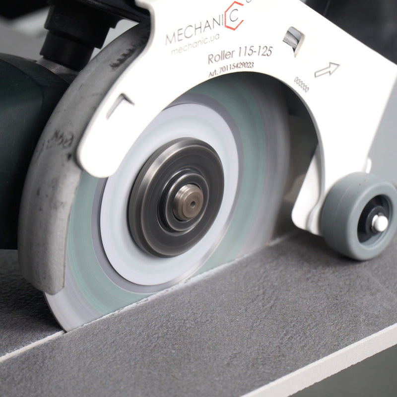 Close-up of a mechanical roller with 'Mechanic' branding on a gray surface.