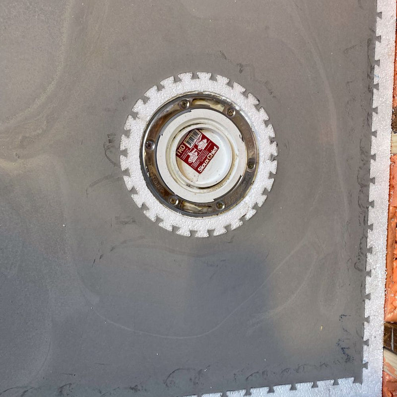 Self-leveling toilet flange seal for monolithic underlayment