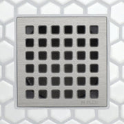 Abflussrost in gebürstetem Silber mit gleichmäßiger Reihe quadratischer Durchlässe