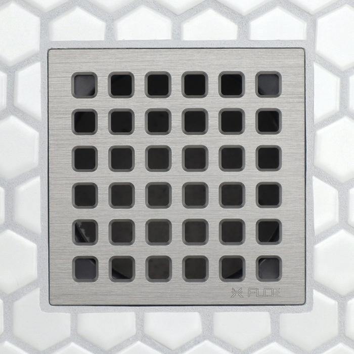 Abflussrost in gebürstetem Silber mit gleichmäßiger Reihe quadratischer Durchlässe