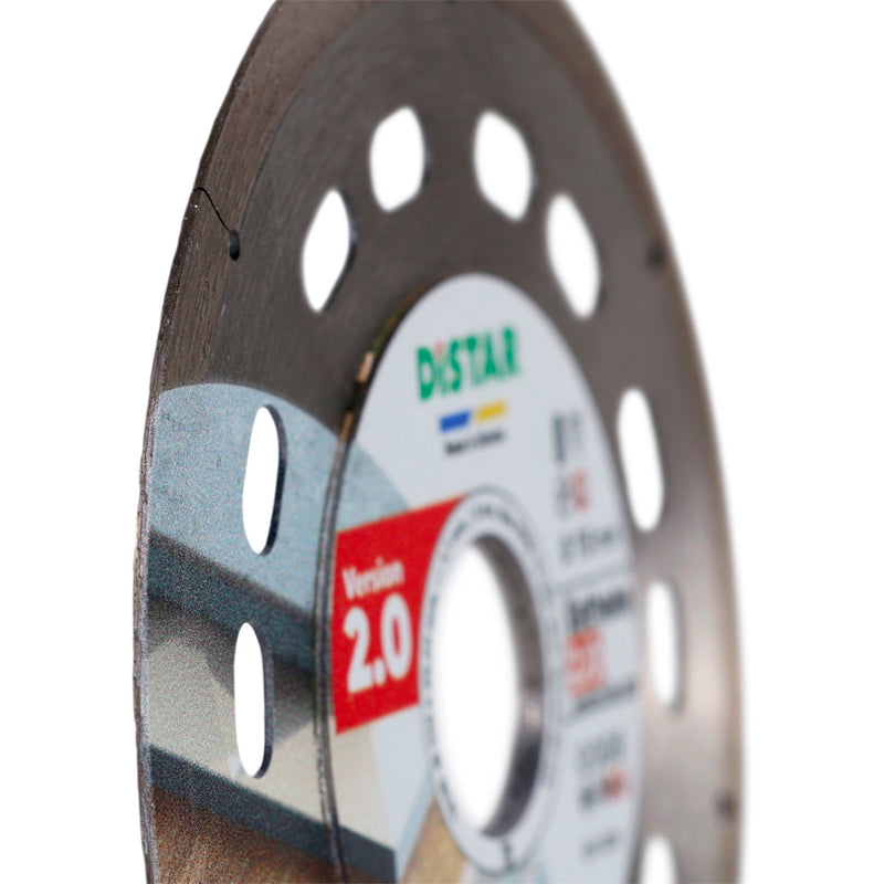 Close-up of a spool of thread with 'Distar' branding on a white background