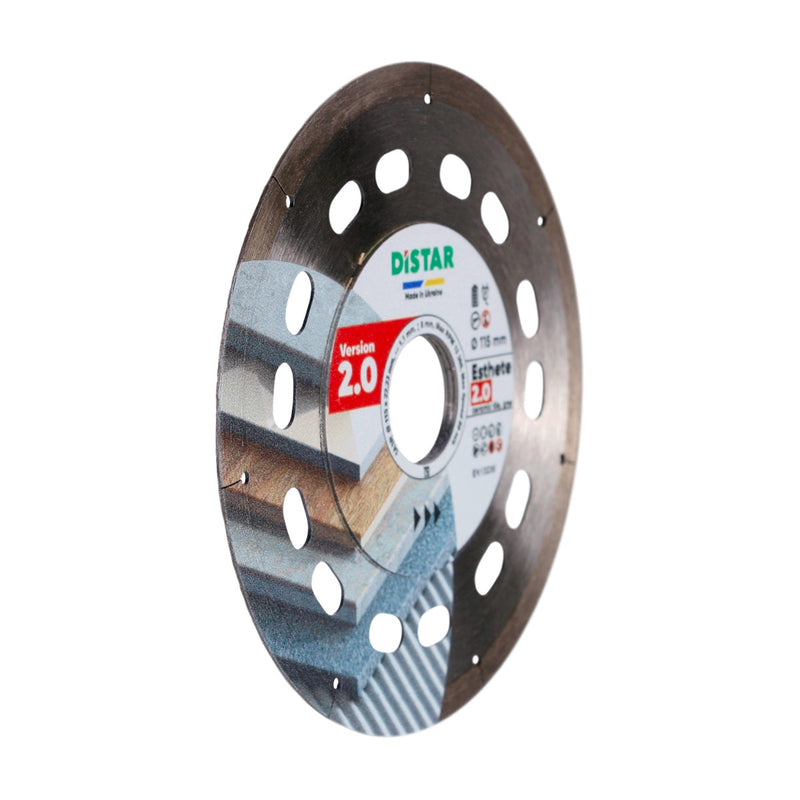Diamond cutting disc with Distar branding on a white background
